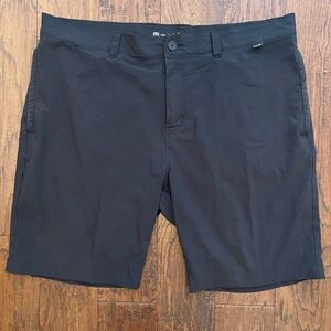 Travis Mathew Men’s Black Golf Shorts Size 40